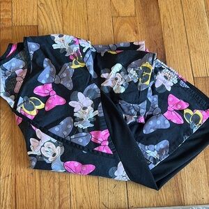 Minnie Mouse scrub top S